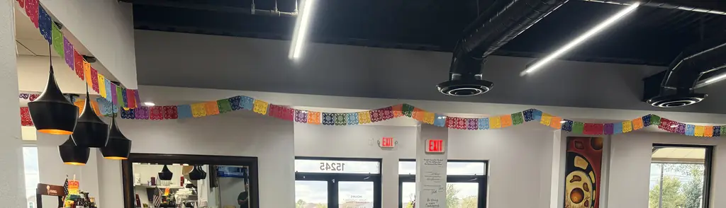 Papel picado de lado a lado del techo